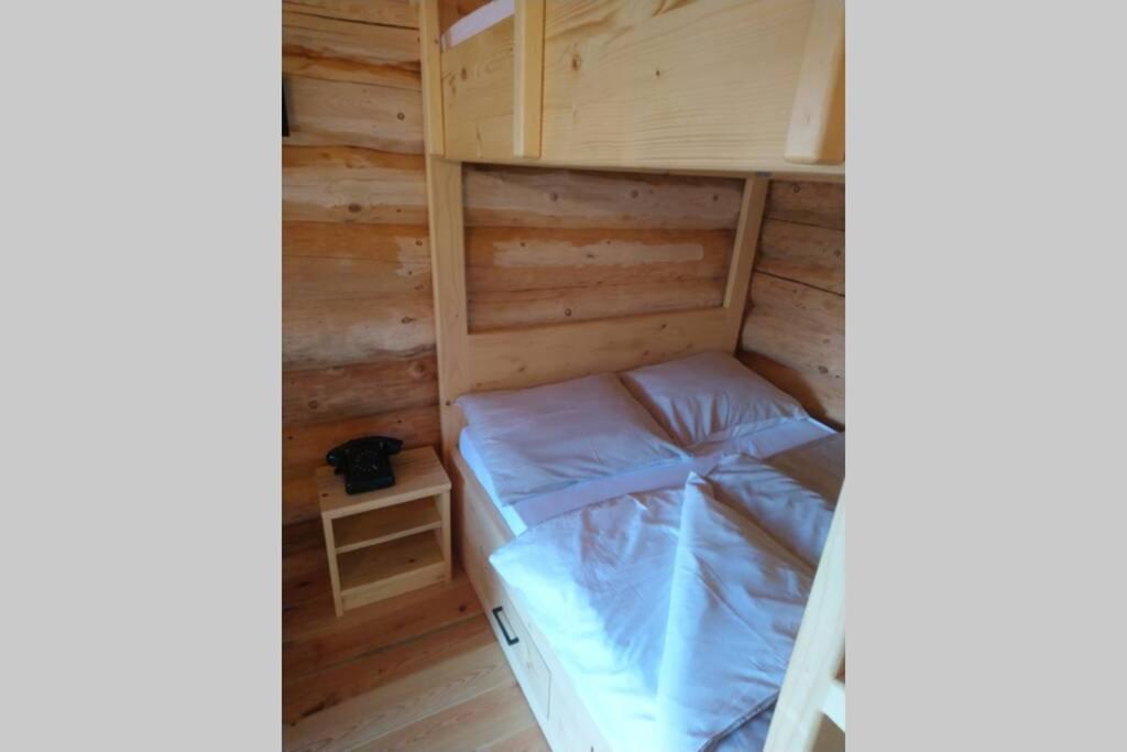 Hut At The Forest Male Brusnice Bagian luar foto