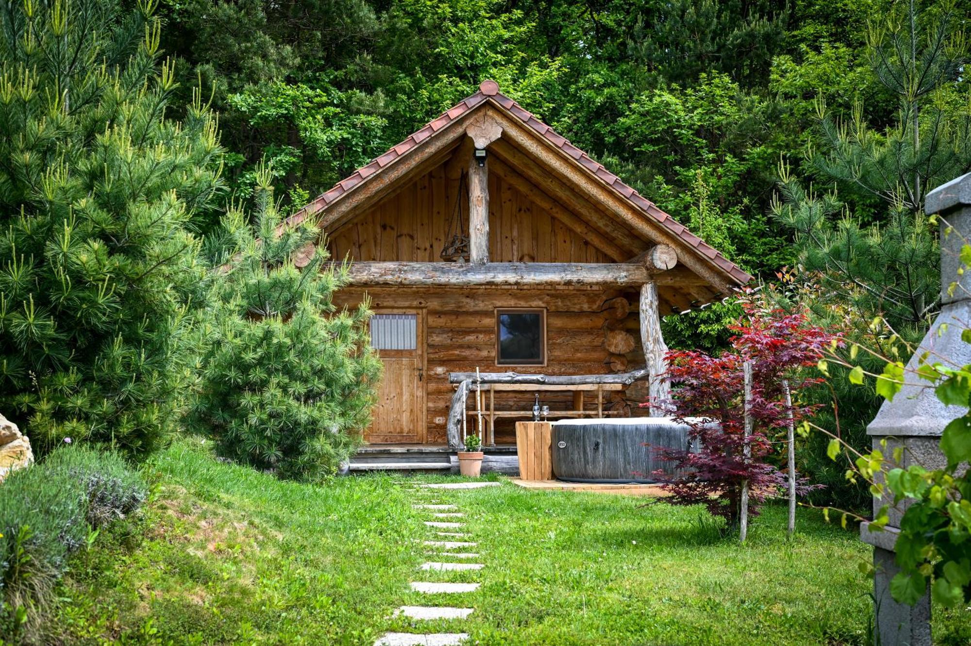 Hut At The Forest Male Brusnice Bagian luar foto